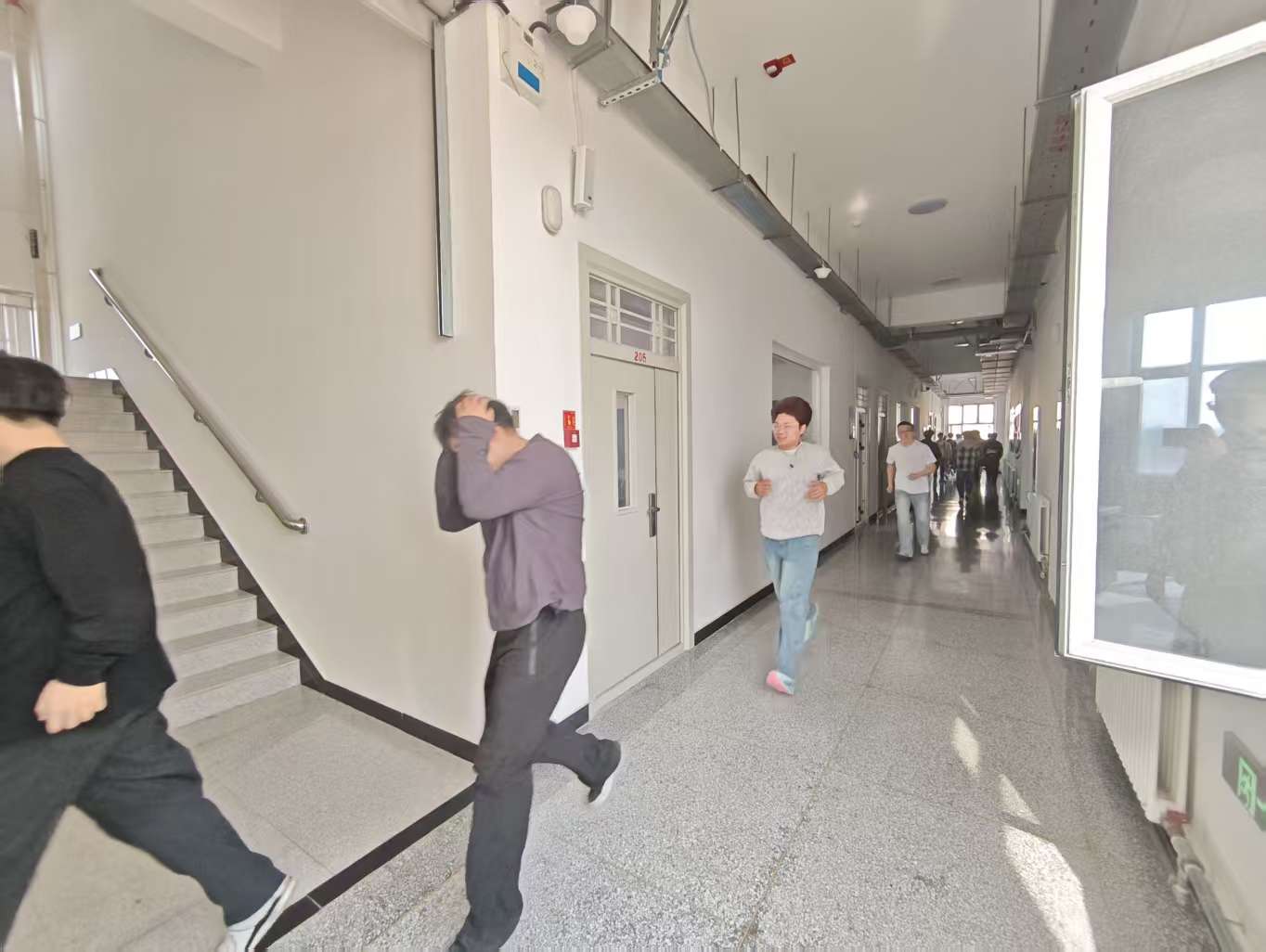 以练筑防，以学避险—建筑工程系地震逃生应急演练圆满结束